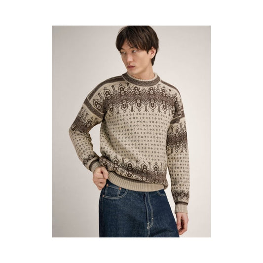 A model wearing the Dale Of Norway Albertville Masc. Sweater-SAMPLE in Birch Coffee stands against a light background.