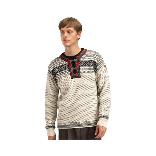 A front view of the Dale Of Norway Setesdal Uni Sweater-SAMPLE in Black OffWht on a model against a white background.