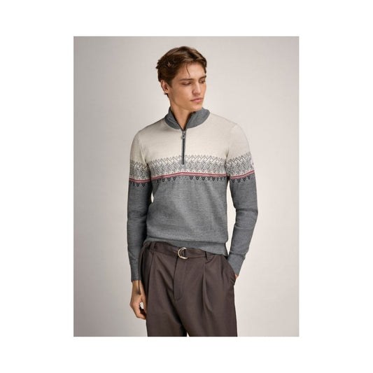 A front view of the Dale Of Norway Hovden Masc Sweater-SAMPLE in SmokeOffWhite on a model against a light gray background.