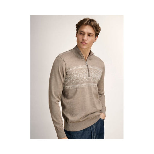 A front view of the Dale Of Norway Liaset Masc. Sweater-SAMPLE in MtnStneOffWht with a model wearing it against a light background.