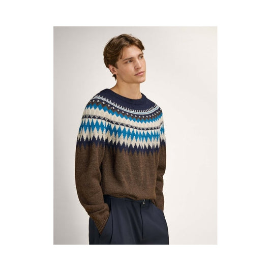 Front view of the Dale Of Norway Losna Masc. Sweater-SAMPLE in BirchVanCoffee with a patterned upper section, worn by a model against a plain background.
