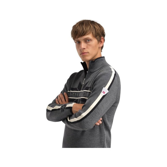 A front view of the Dale Of Norway Nåle Masc. Sweater-SAMPLE in SmkDarkChrcl with crossed arms against a white background.