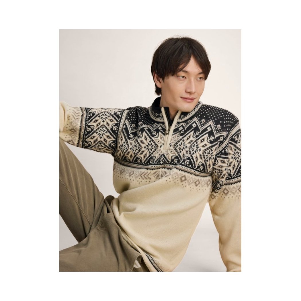 A model wearing the Dale Of Norway Vail Masc Sweater-SAMPLE in OffWhtCoffeeSnd, shown from a side angle against a plain background.