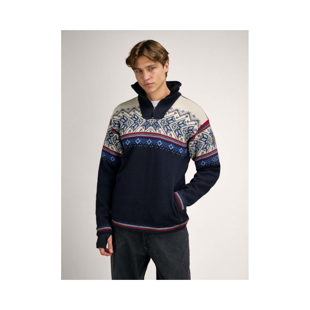 A model wearing the Dale Of Norway Vail Windproof Masc Sweater-SAMPLE in NavyRedOffWht stands against a plain background.
