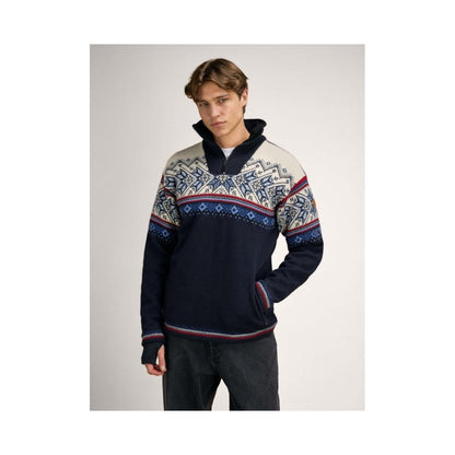 A model wearing the Dale Of Norway Vail Windproof Masc Sweater-SAMPLE in NavyRedOffWht stands against a plain background.