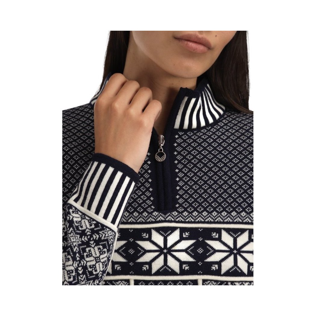 A model wears the Dale Of Norway Vardåsen Fem. Sweater-SAMPLE with a half-zip and patterned cuffs and collar.