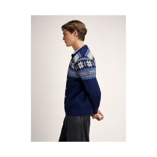 Side view of the Dale Of Norway Veafjord Masc Jacket-SAMPLE in NvyBluShadowCrm on a model against a plain background.