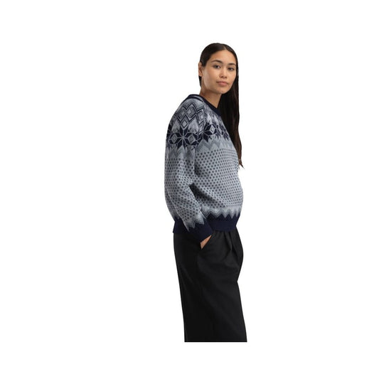 Side view of the Dale Of Norway Vilja Fem Sweater-SAMPLE in MidBluMarineSte on a model against a white background.