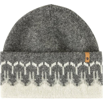 A front view of the Fjallraven Övik Path Knit Beanie in Chalk White Grey showing the patterned cuff and a small leather tag on the side.