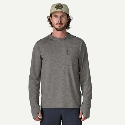 A front view of the Patagonia Men's Cap Cool Sun Hoody in Aquatic Blue - Light Aquatic Blue X-Dye on a model against a white background.