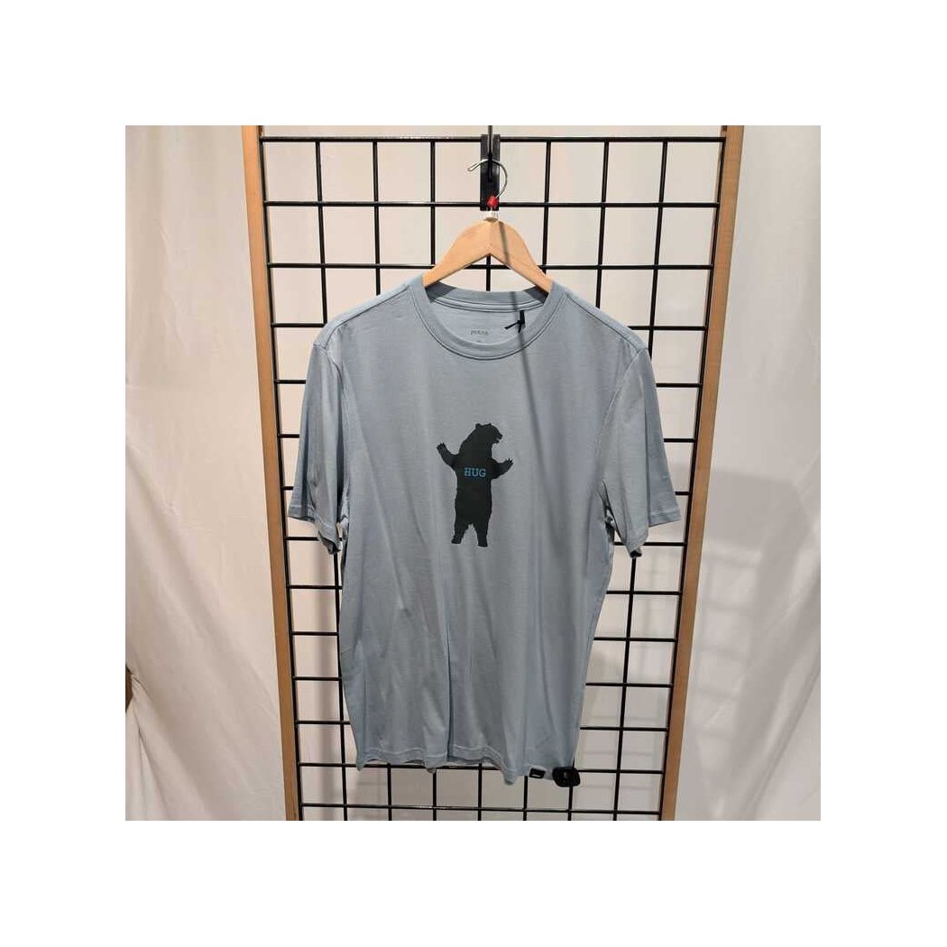 Front view of the Prana Mens Bear Squeeze Journeyman SS Tee-SAMPLE in Glacier Sky hanging on a wooden hanger against a grid background.