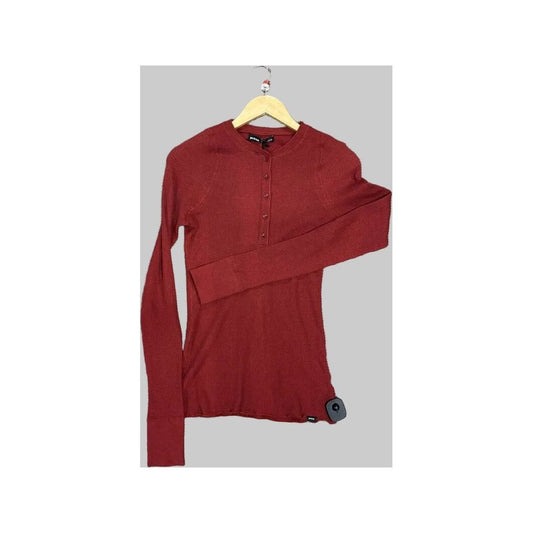 Front view of the Prana Womens Touchstone Henley-SAMPLE in RetrograHeather hanging on a wooden hanger against a gray background.