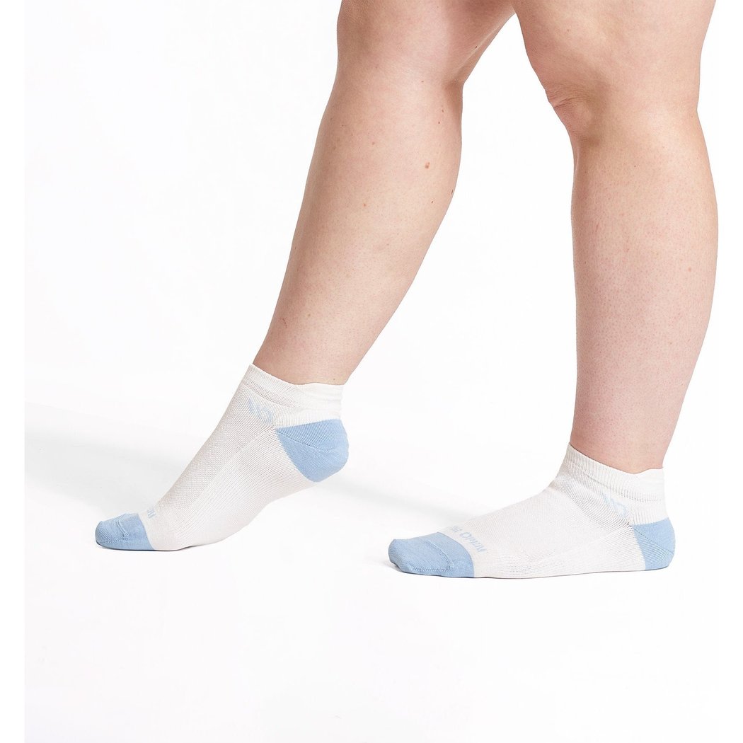 White Wide Open Women's Solid No Cushion Ankle Socks on a model's feet against a white background.